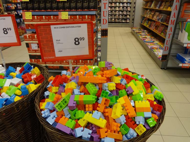 Конструктор в крупном сетевом маркете - на развес... Сыну со средней дочкой купили примерно полкило. Маловато оказалось, на двоих не хватает.